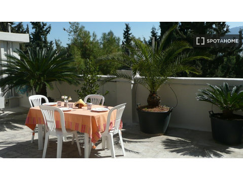 Room for rent in 3-bedroom apartment in Pangrati, Athens - Под наем