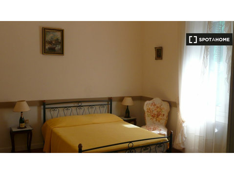 Atina, Pangrati'de 3 yatak odalı dairede kiralık oda - Kiralık
