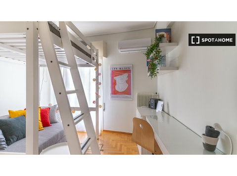 Zimmer zu vermieten in 3-Zimmer-Wohnung in Zografou - Zu Vermieten
