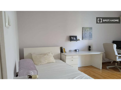 Pokój do wynajęcia w 3-pokojowym mieszkaniu w Atenach - Do wynajęcia