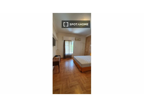 Room for rent in a 3-bedroom apartment in Athens - Disewakan