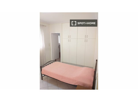 Zimmer mit Bad in 3-Zimmer-Wohnung in Kallithea - Zu Vermieten
