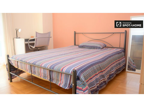 Rooms for rent in 3-bedroom apartment in Athens City Centre - 出租