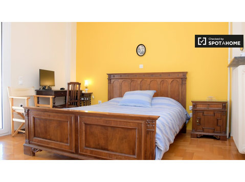 Zimmer zu vermieten in 3-Zimmer-Wohnung in Athen… - Zu Vermieten