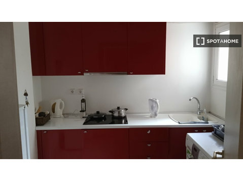 Rooms for rent in a 3-bedroom apartment in Athens - Apartamentos