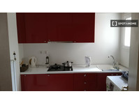 Rooms for rent in a 3-bedroom apartment in Athens - Apartamentos