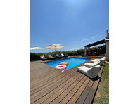 Flatio - all utilities included - George's Villa, family,… - Til leje
