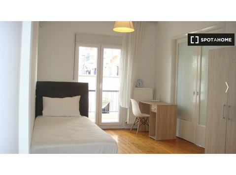 Room for rent in 3-bedroom apartment in Thessaloniki - K pronájmu