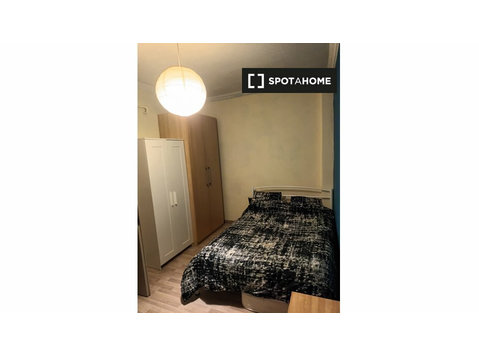 Room for rent in 3-bedroom apartment in Thessaloniki - Til leje