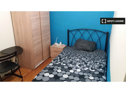 Room for rent in 3-bedroom apartment in Thessaloniki - Disewakan