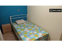 Room for rent in 3-bedroom apartment in Thessaloniki - Vuokralle