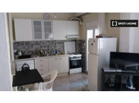 Room for rent in 3-bedroom apartment in Thessaloniki - Аренда