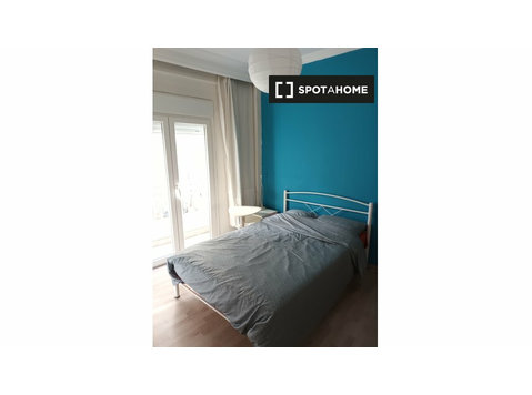 Room for rent in 3-bedroom apartment in Thessaloniki - الإيجار