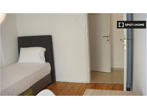 Room for rent in 3-bedroom apartment in Thessaloniki - 出租