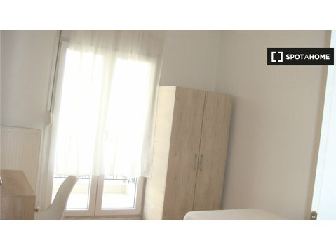 Room for rent in 3-bedroom apartment in Thessaloniki - Izīrē