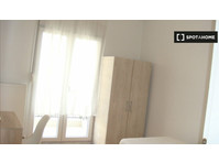 Room for rent in 3-bedroom apartment in Thessaloniki - Ενοικίαση