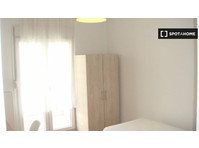 Room for rent in 3-bedroom apartment in Thessaloniki - เพื่อให้เช่า