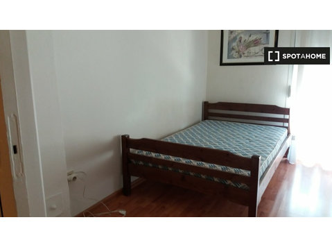 Rooms for rent in 3-bedroom apartment in Thessaloniki - Izīrē