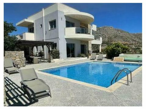 A luxury private villa with heated pool &stunning sea views. - Majad