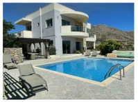 A luxury private villa with heated pool &stunning sea views. - Hus