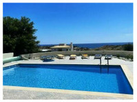 A luxury private villa with heated pool &stunning sea views. - Häuser