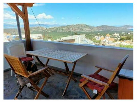 House on two levels enjoying sea views 3.4km from Tholos sea - Case