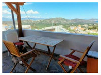 House on two levels enjoying sea views 3.4km from Tholos sea -  	家
