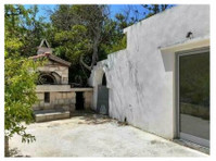 Three houses built on a plot of 12.000m2, enjoying sea views
