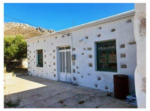 Traditional stone house with large courtyard and garden. - Σπίτια