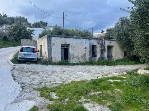 house with courtyard 7km from the sea in Savrochori. - Majad