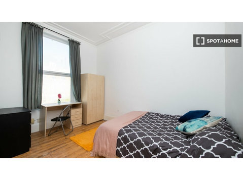 Zimmer zu vermieten in einem Haus mit 6 Schlafzimmern in… - Zu Vermieten