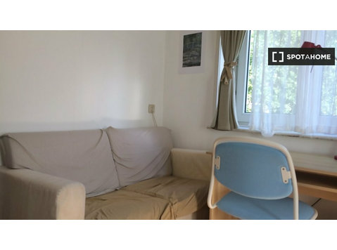 Se alquila habitación en piso de 4 dormitorios en Róterdam - Kiralık