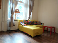 Flatio - all utilities included - Big room with TV, sofa,… - WGs/Zimmer