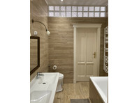Spacious room + private bathroom CENTRAL - Collocation