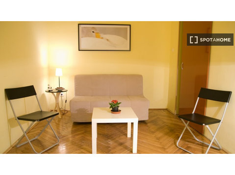 Una stanza in un appartamento con 3 camere da letto Budapest - In Affitto