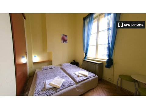 Budapeşte'de 3 yatak odalı bir dairede bir oda - Kiralık