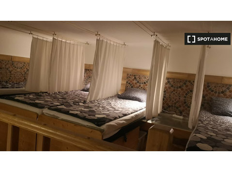 Lit à louer dans une chambre à 6 lits à Budapest - À louer