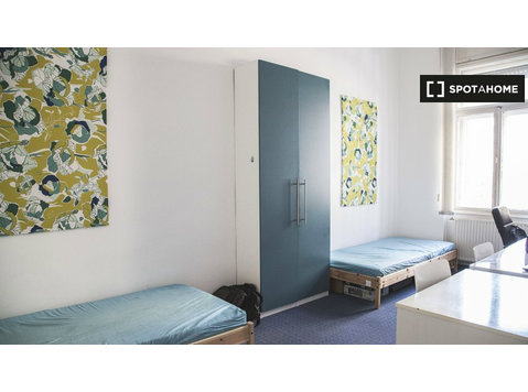 Łóżko do wynajęcia w 6-pokojowym mieszkaniu w Budapeszcie - Do wynajęcia