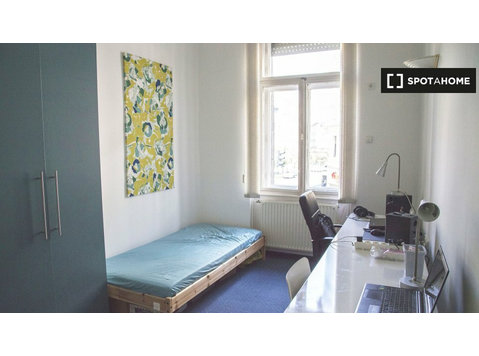Łóżko do wynajęcia w 6-pokojowym mieszkaniu w Budapeszcie - Do wynajęcia