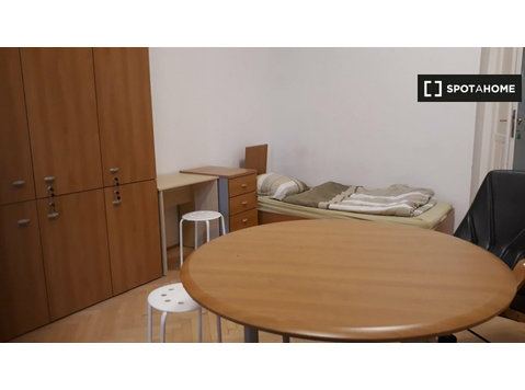 Bed in 4 people shared room Budapest! - De inchiriat