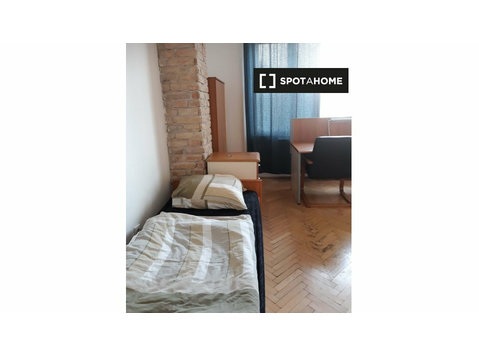 Bed in 4 people shared room Budapest! - Izīrē