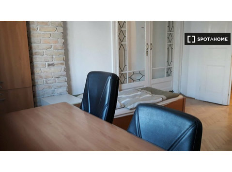 Bed in a twin bedroom for rent in Budapest - Disewakan