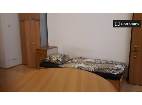 Bed in a twin bedroom for rent in Budapest - K pronájmu