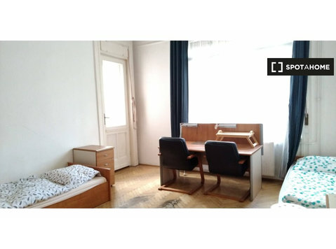 Bed in a twin bedroom for rent in Budapest - Te Huur