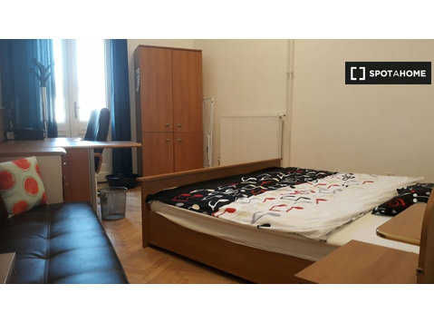 Budapeşte'de 5 odalı dairede çift kişilik yatak odası - Kiralık