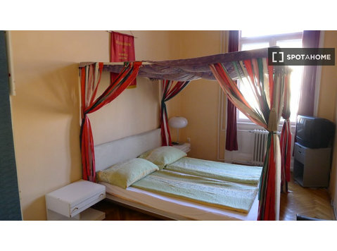Budapeşte'de ortak bir dairede çift kişilik yatak odası - Kiralık
