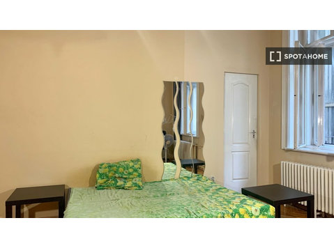 Ensuite bedroom for rent in 3-bedroom apartment in Budapest - کرائے کے لیۓ