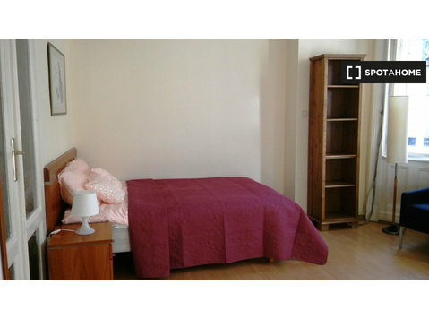 Budapeşte'de 4 yatak odalı dairede kadın kiralık oda - Kiralık