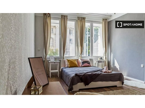 Room for rent in 3-bedroom apartment, Terézváros, Budapest - Аренда