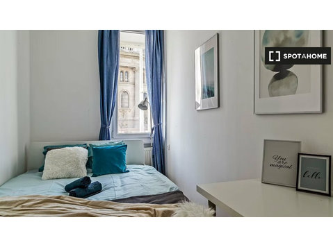 Room for rent in 3-bedroom apartment, Terézváros, Budapest - Izīrē
